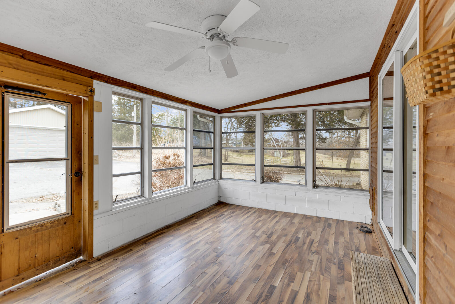 7805 Jefferson Road Brooklyn, MI 49230 - Photo 7 of 65 3 Season Porch