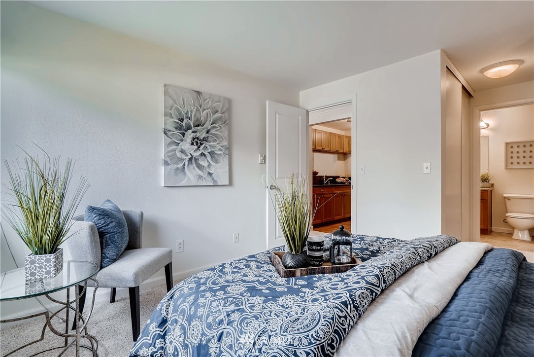 10831 Northeast 147th Lane, Unit R201 Bothell, WA 98011 - Photo 11 of 17 a living room with a couch and a potted plant