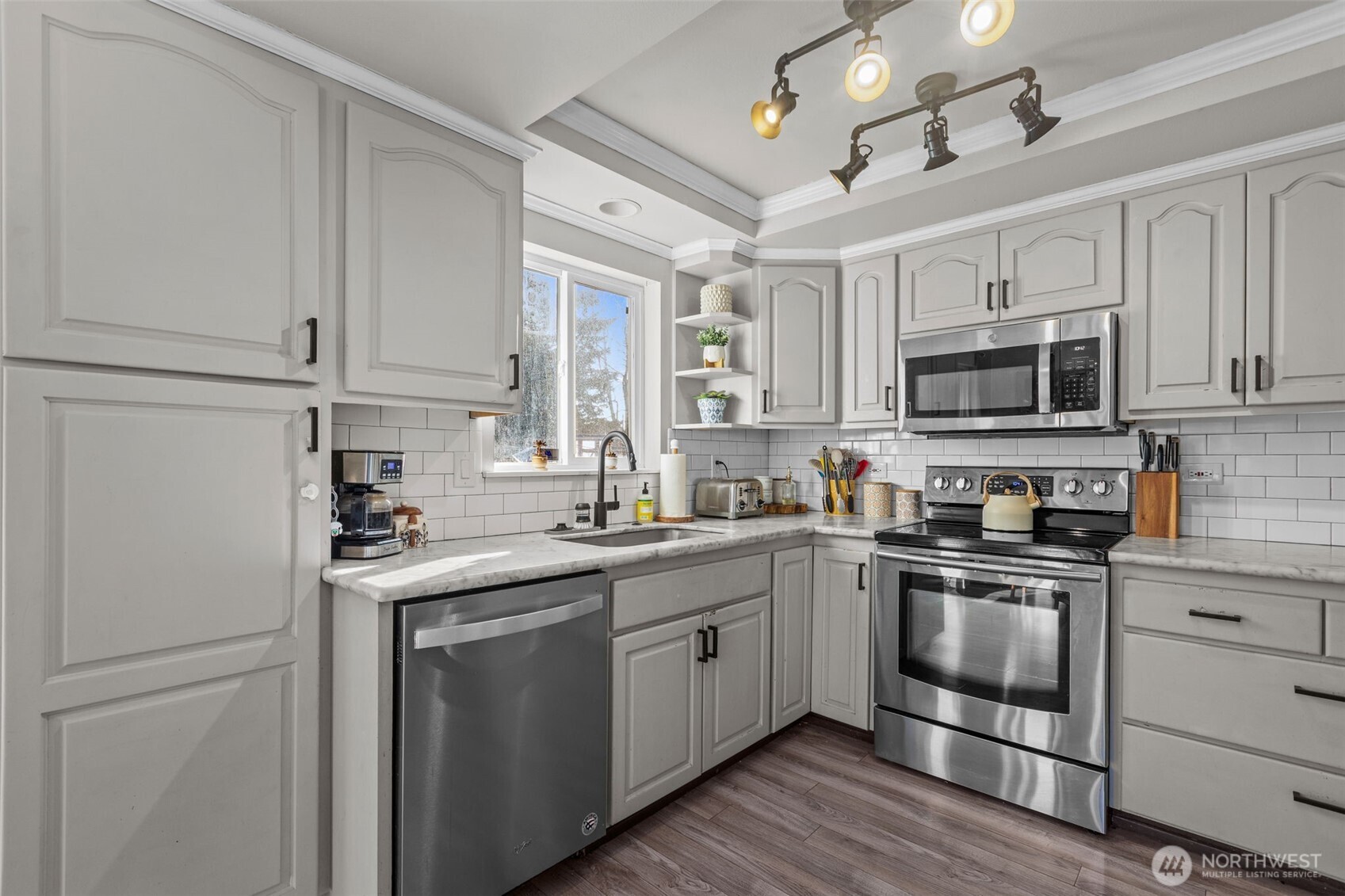 20911 Ronning Road Arlington, WA 98223 - Photo 11 of 40 a kitchen with a sink stove and microwave