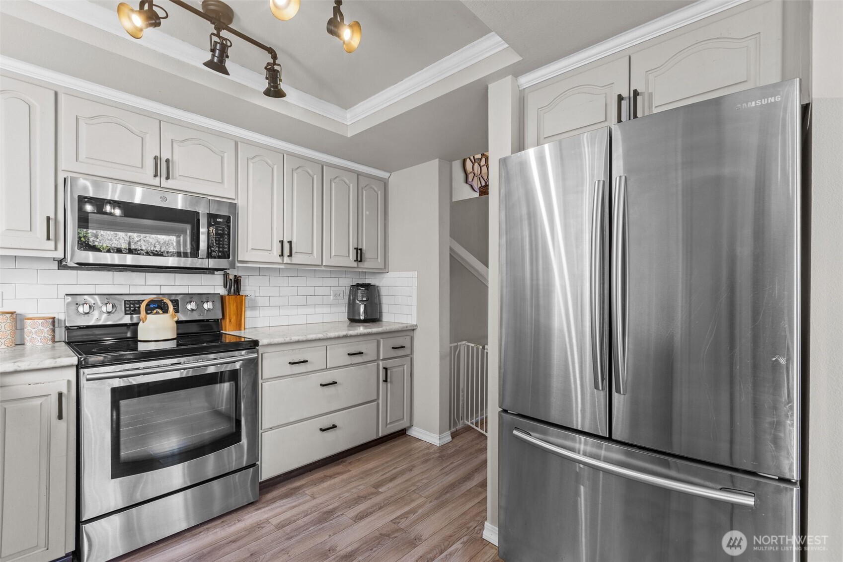 20911 Ronning Road Arlington, WA 98223 - Photo 12 of 40 a kitchen with granite countertop a refrigerator stove and microwave