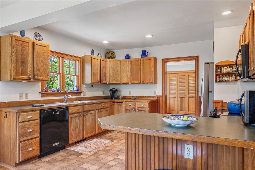 201 Paradise Avenue Middletown, RI 02842 - Photo 11 of 48