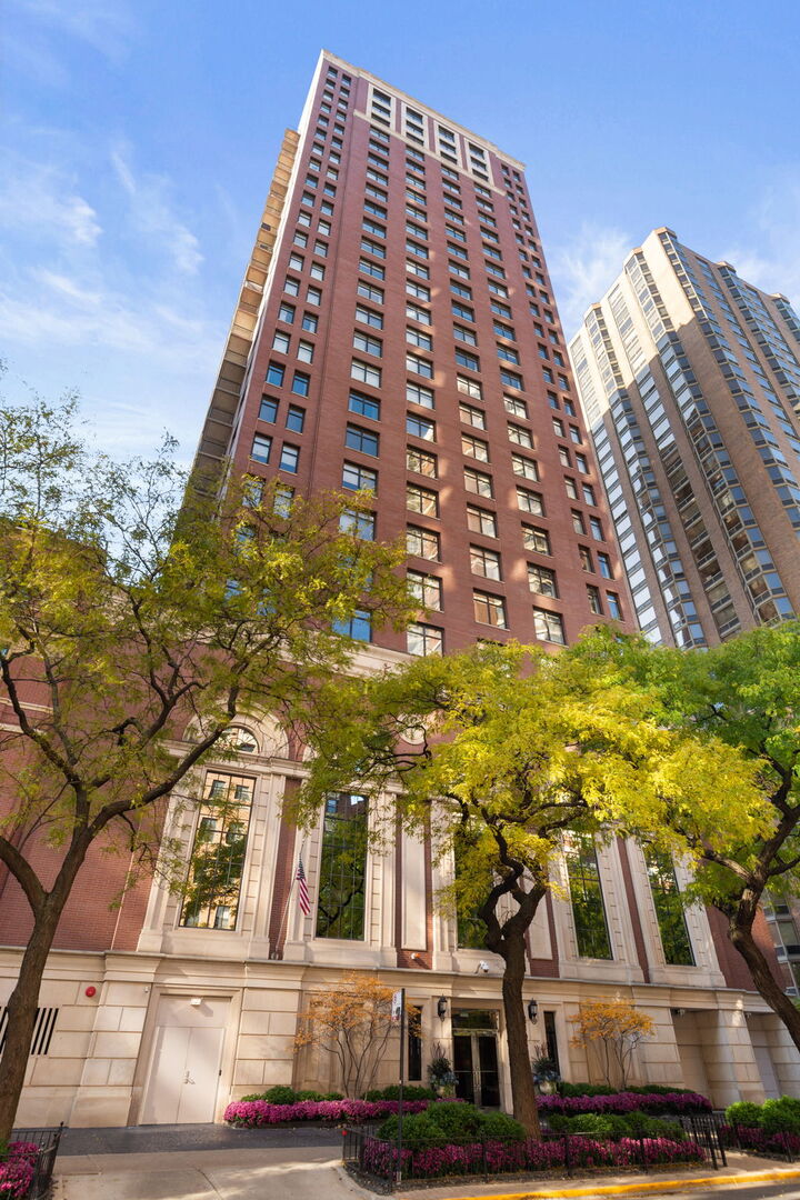 1122 North Dearborn Street, Unit 25H Chicago, IL 60610 - Photo 2 of 30 a view of a large building