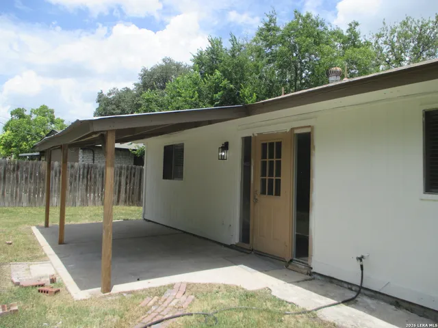 a view of a house with a backyard