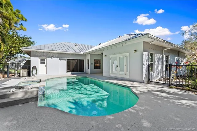$875,000 | 449 Southeast Southwood Trail, Stuart, FL 34997