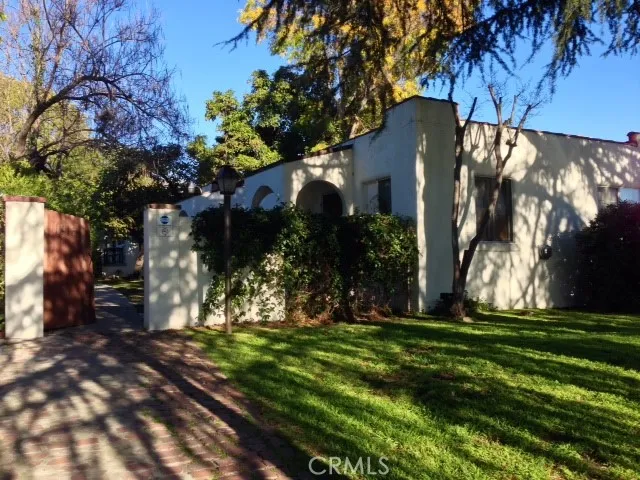 a view of a house with backyard and sitting area