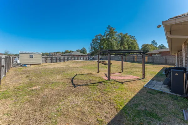 a view of a small space in the back of a house
