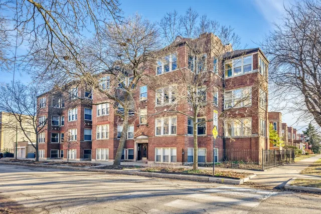 $365,000 | 3725 West Byron Street, Unit 1, Chicago, IL 60618