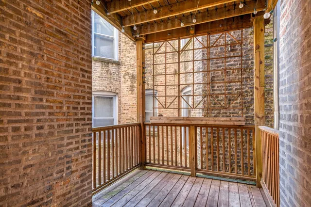 $365,000 | 3725 West Byron Street, Unit 1, Chicago, IL 60618