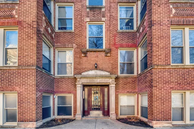 $365,000 | 3725 West Byron Street, Unit 1, Chicago, IL 60618