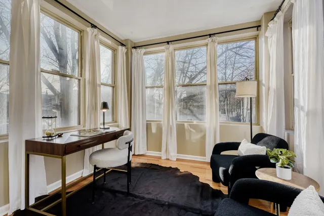 $365,000 | 3725 West Byron Street, Unit 1, Chicago, IL 60618