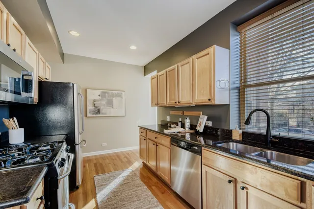 $365,000 | 3725 West Byron Street, Unit 1, Chicago, IL 60618