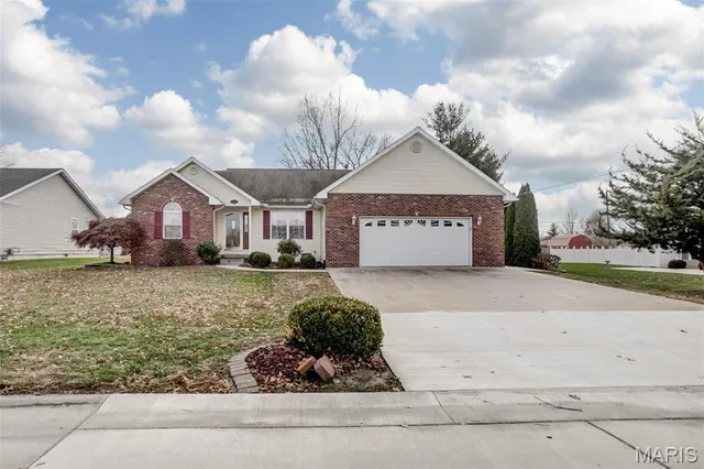 $240,000 | 612 Cross Winds Court, Jerseyville, IL 62052