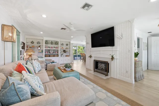 $1,095,000 | 61 Pine Hill Trail West, Tequesta, FL 33469