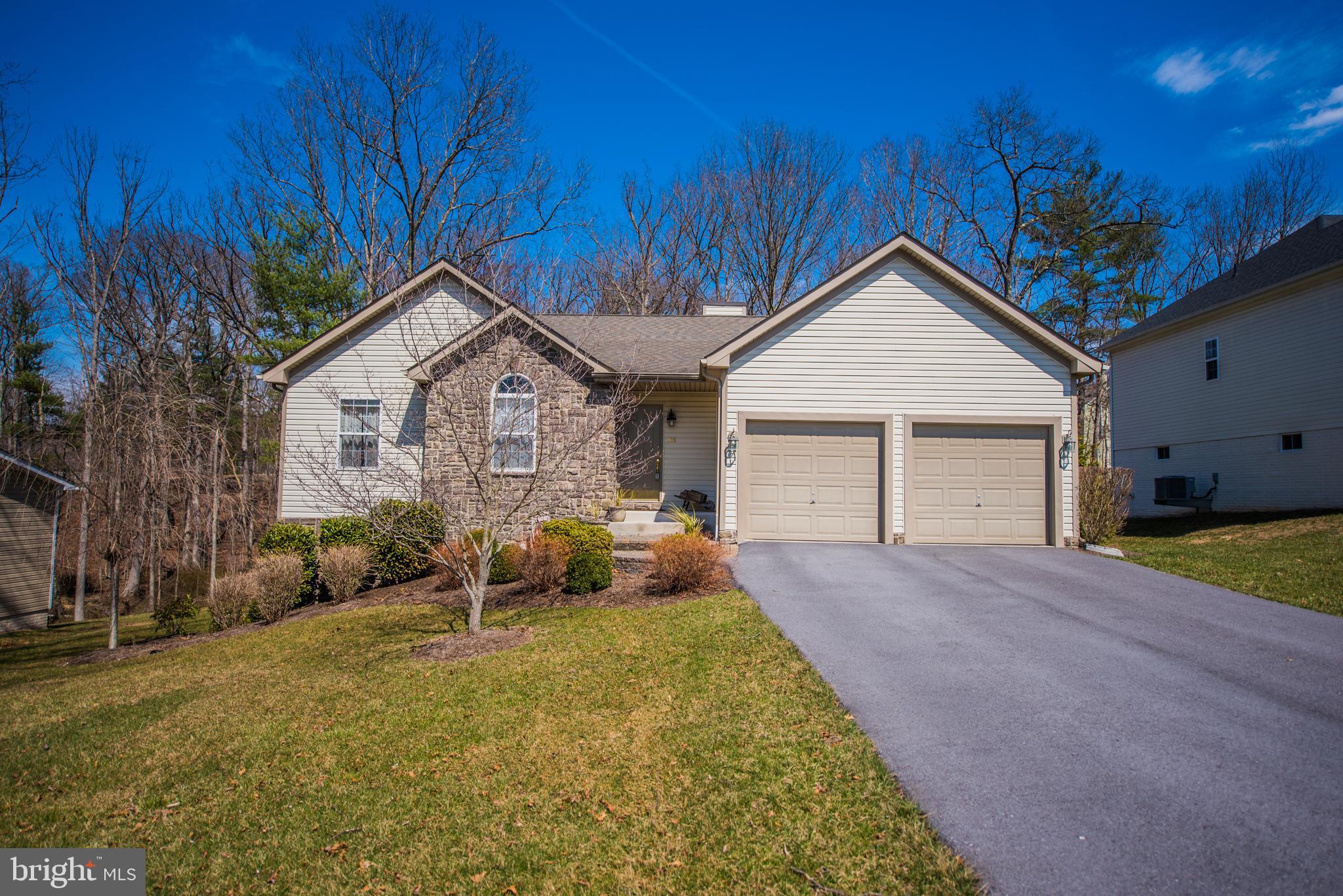 a view of a house with backyard and garden