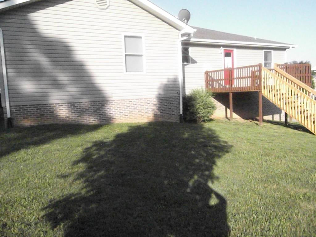 224 Reed Avenue Greeneville, TN 37743 - Photo 25 of 29 Side view showing size of deck