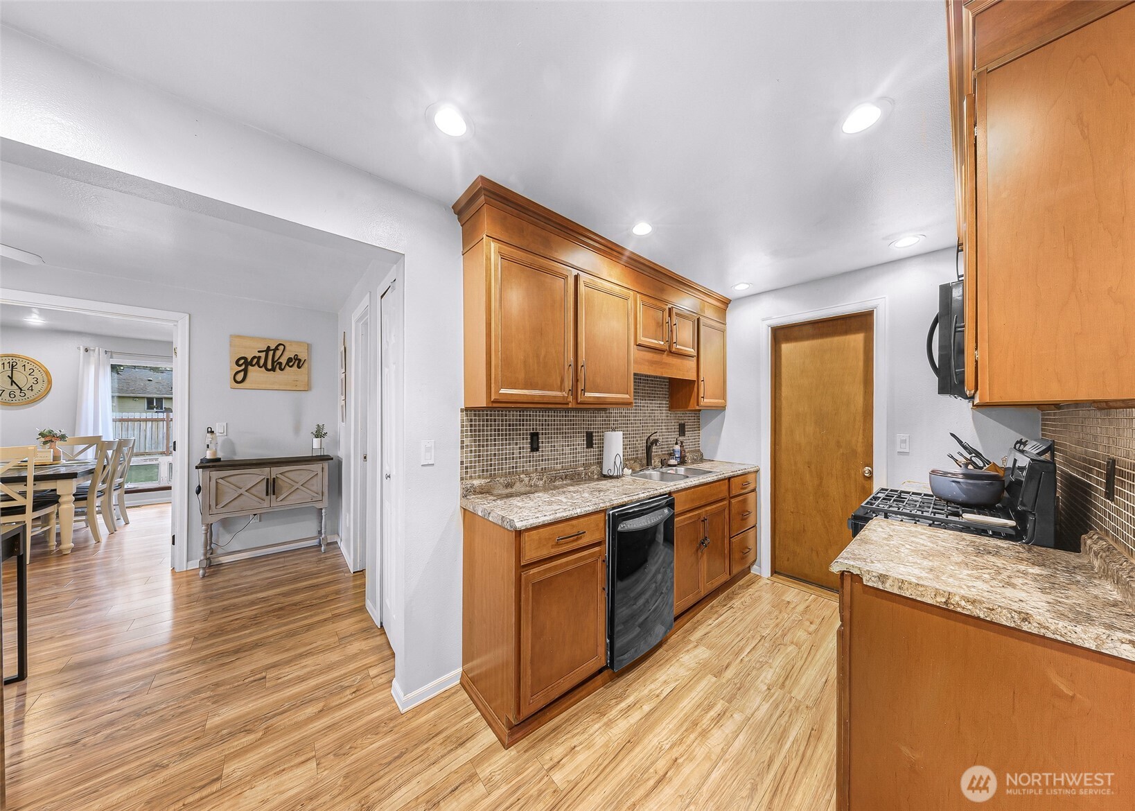 205 Cashmere Lane Everson, WA 98247 - Photo 13 of 40 a kitchen with a stove a sink and a refrigerator