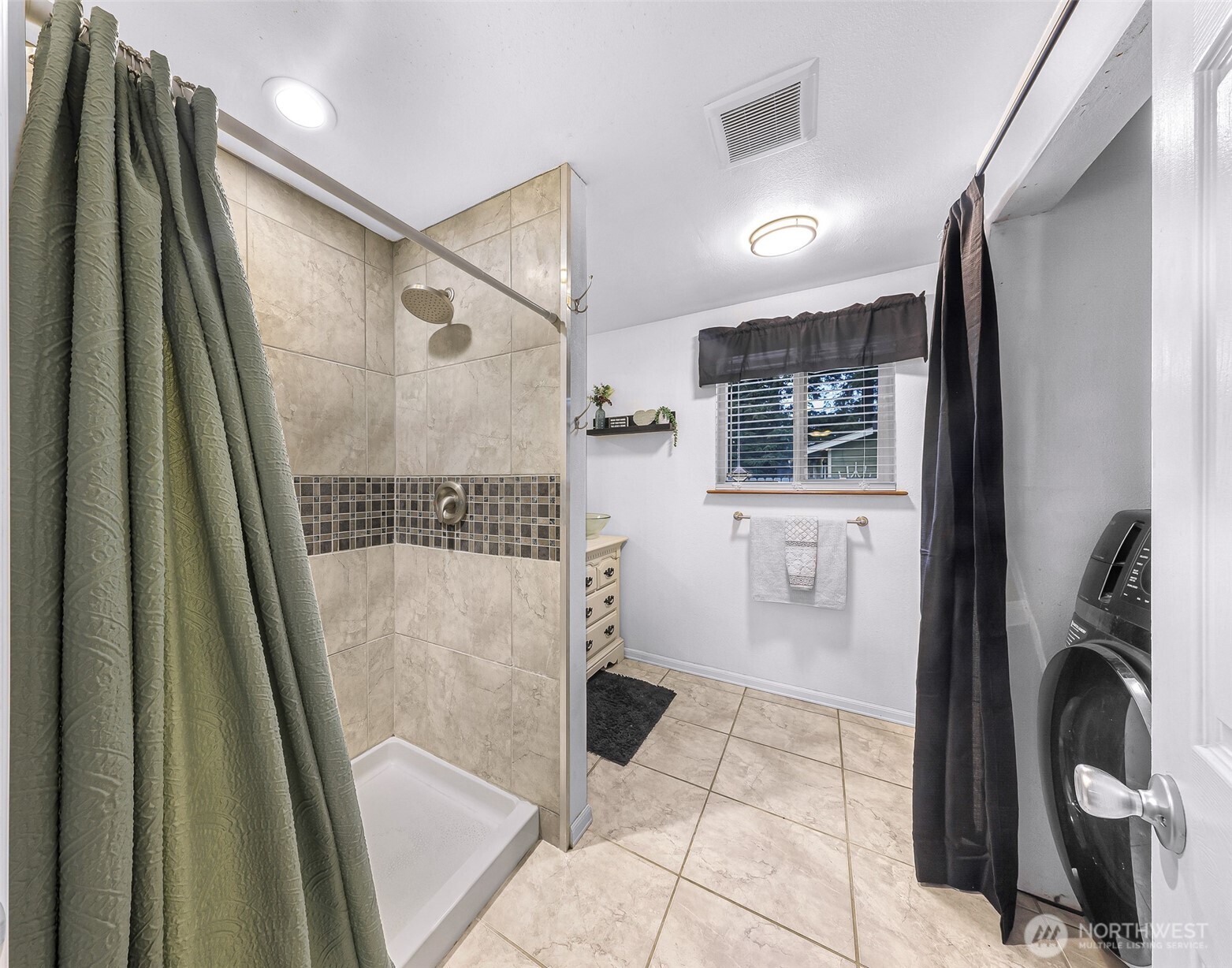 205 Cashmere Lane Everson, WA 98247 - Photo 23 of 40 a bathroom with a sink a mirror and a bathtub