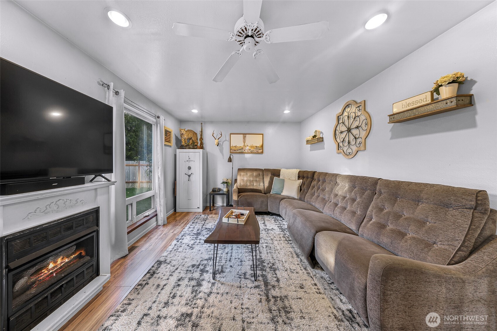 205 Cashmere Lane Everson, WA 98247 - Photo 31 of 40 a living room with furniture and a flat screen tv