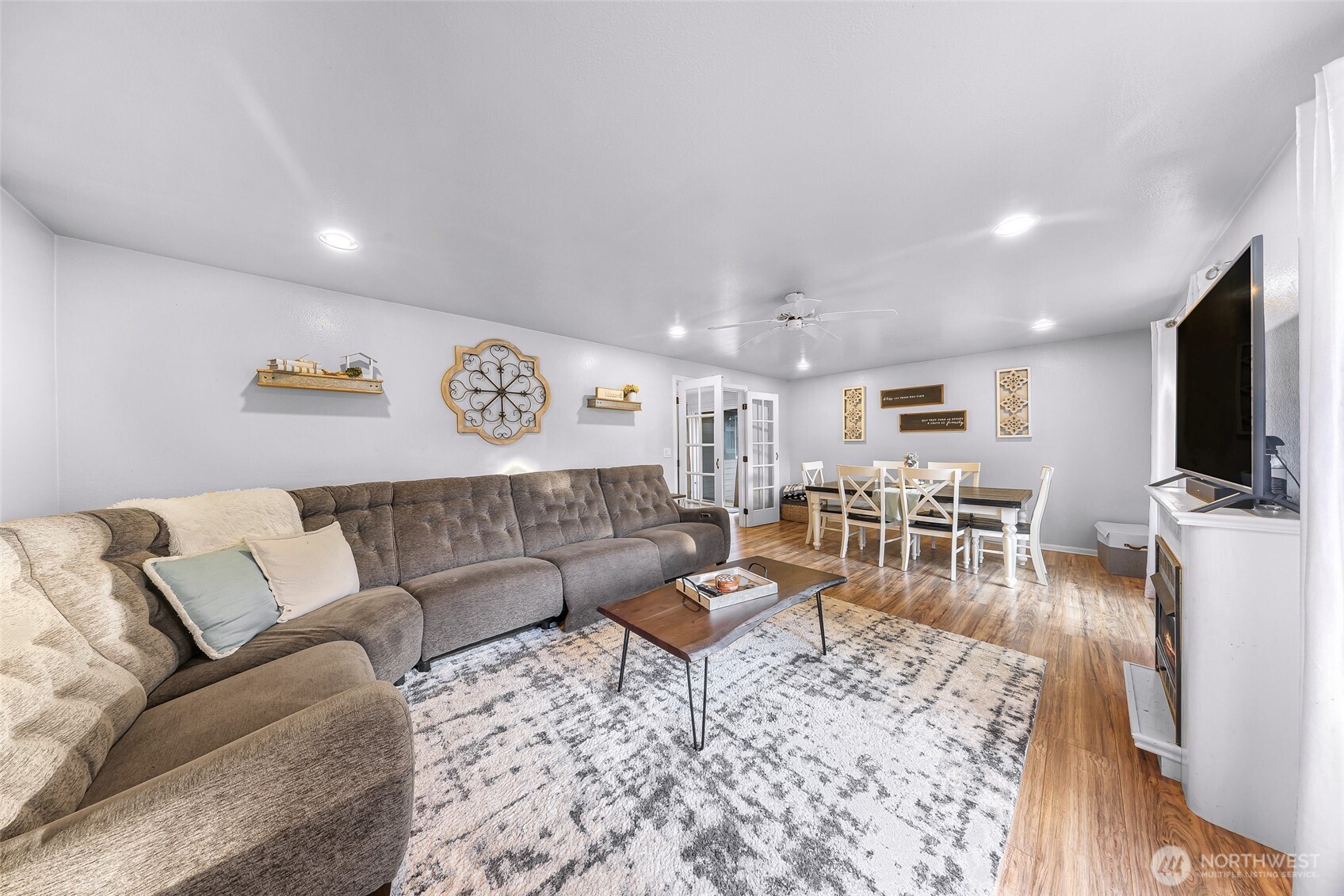 205 Cashmere Lane Everson, WA 98247 - Photo 33 of 40 a living room with furniture and a flat screen tv