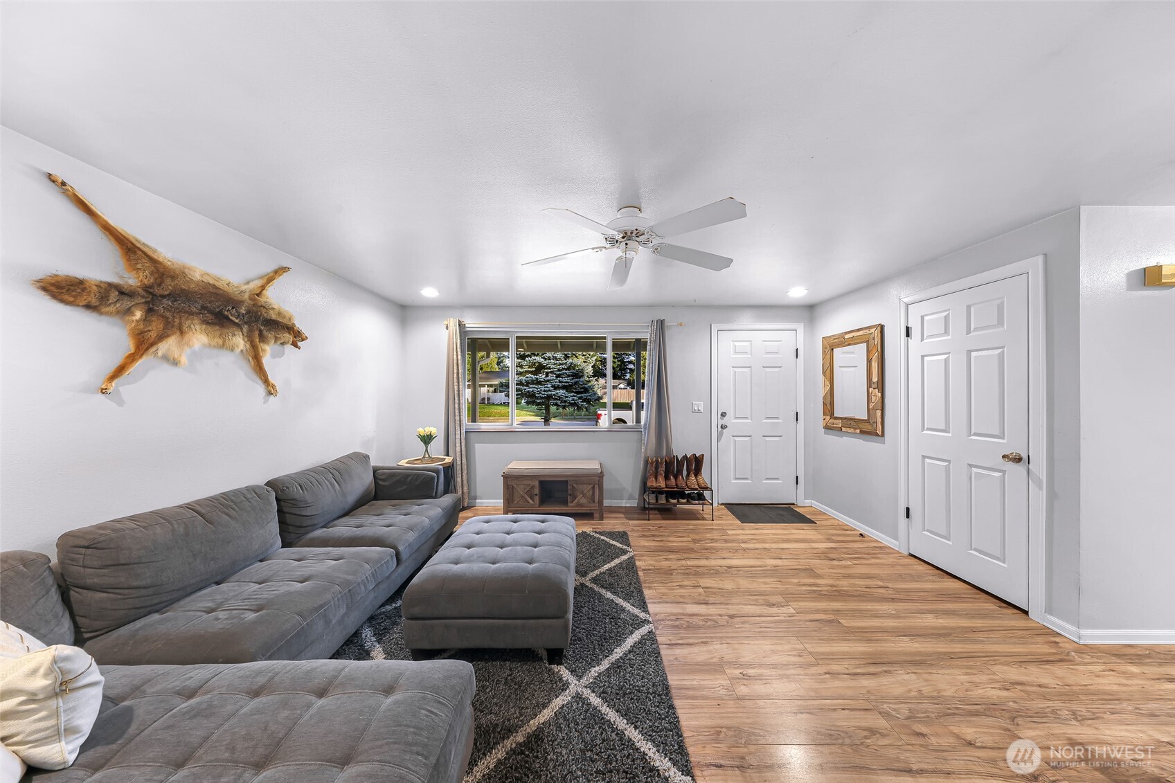 205 Cashmere Lane Everson, WA 98247 - Photo 6 of 40 a living room with furniture ceiling fan and a rug
