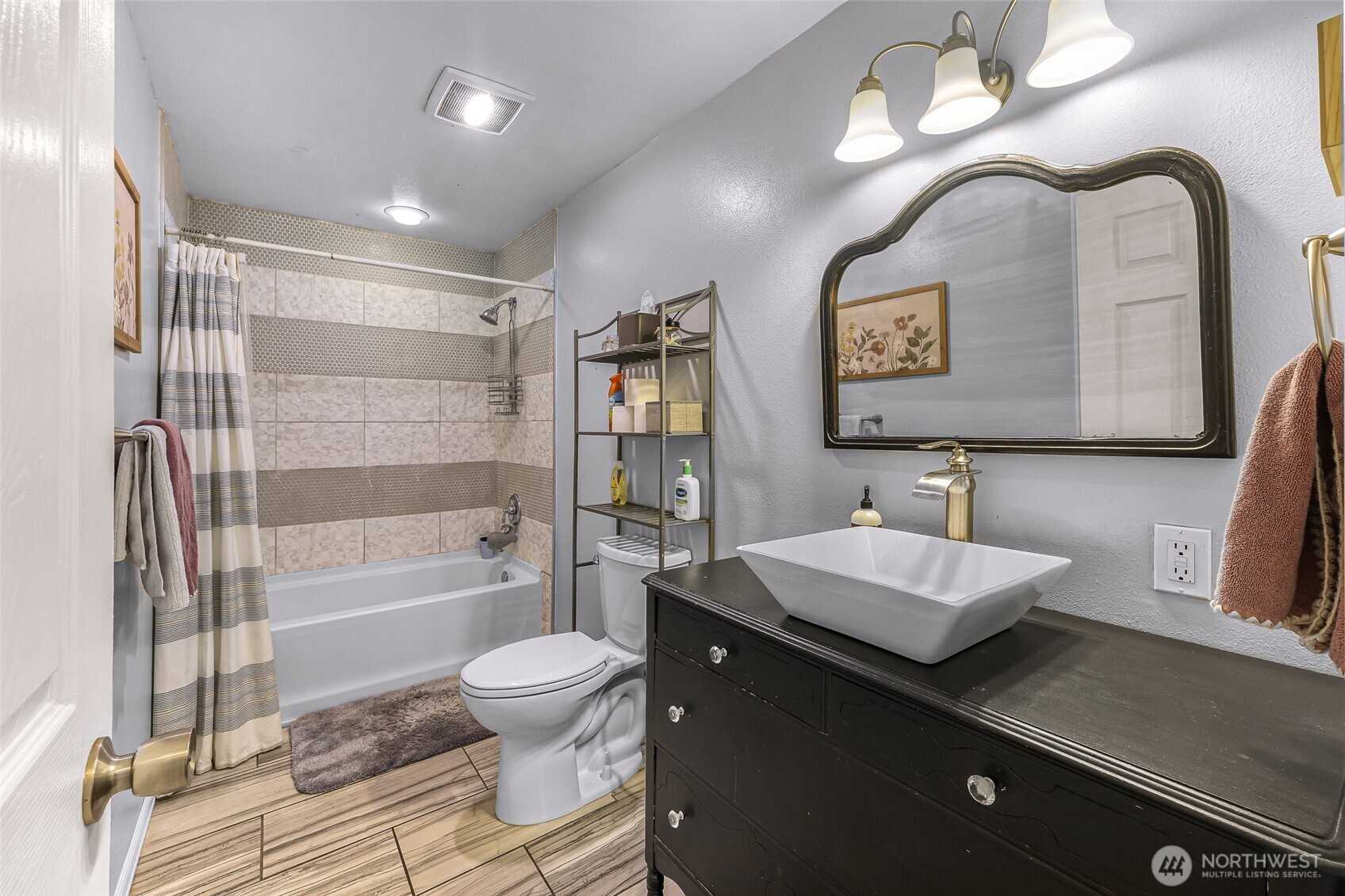 205 Cashmere Lane Everson, WA 98247 - Photo 7 of 40 a bathroom with a sink a toilet and shower