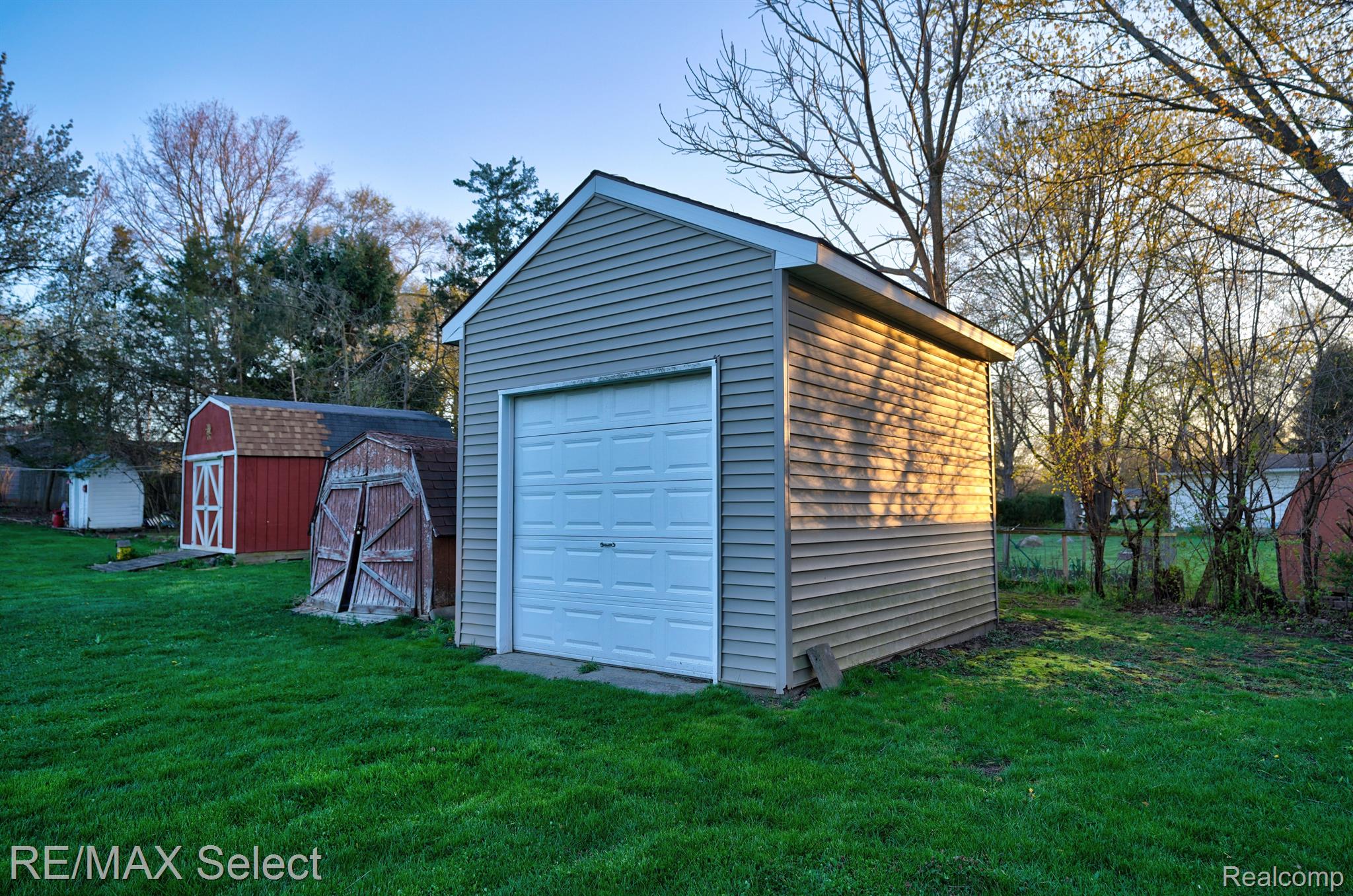 1424 South Graham Road Flint, MI 48532 - Photo 4 of 32 Gallery Image 4