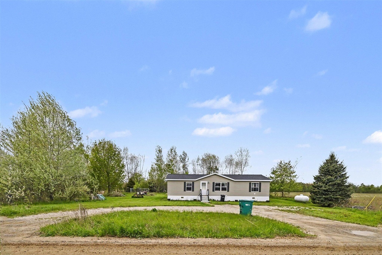 10952 Frost Road Portland, MI 48875 - Photo 3 of 21