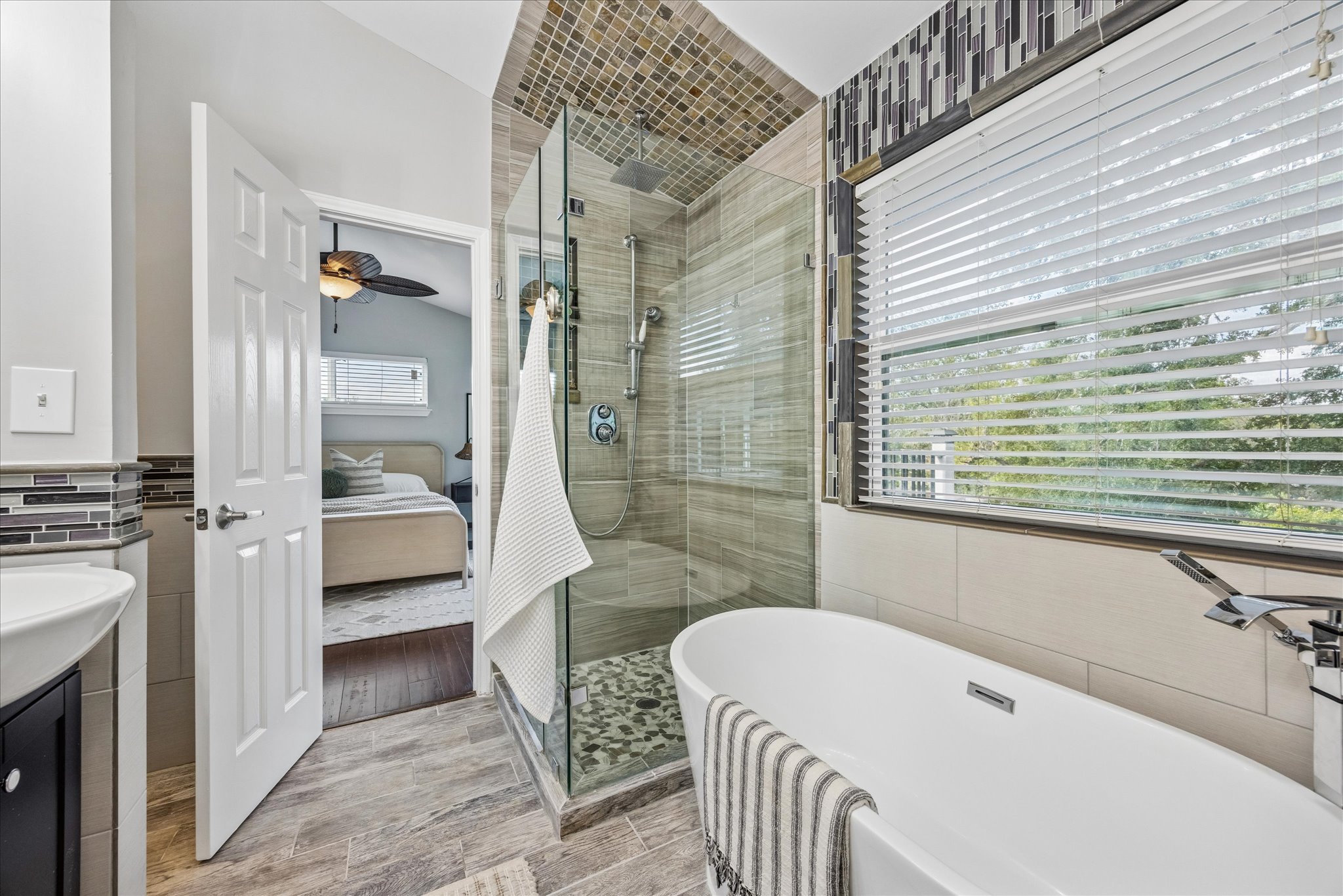 7905-7907 Tiffany Drive Austin, TX 78749 - Photo 12 of 36 Primary en-suite bathroom (main house - upstairs)