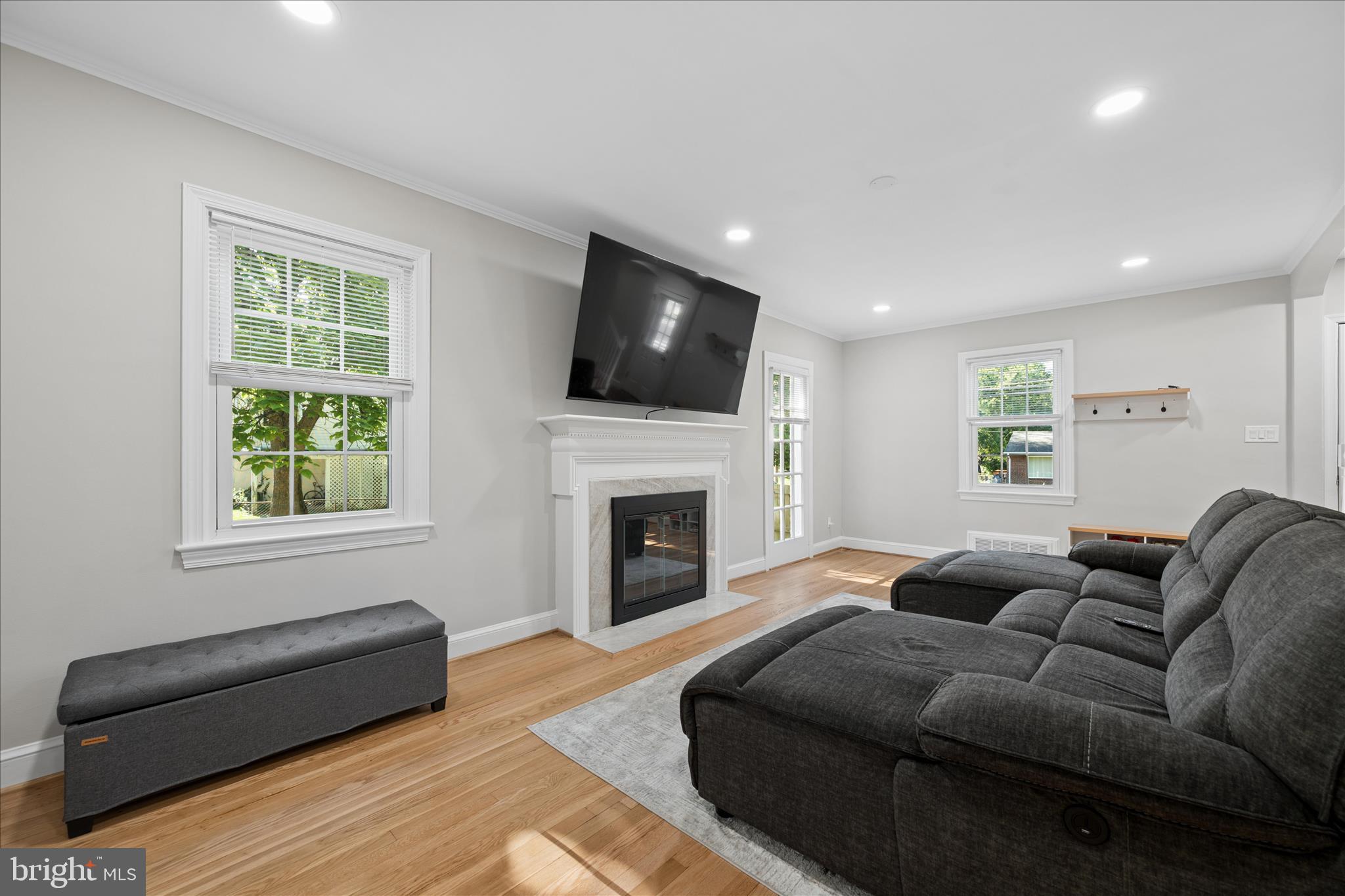 1515 Dennis Avenue Silver Spring, MD 20902 - Photo 7 of 65 Living Room