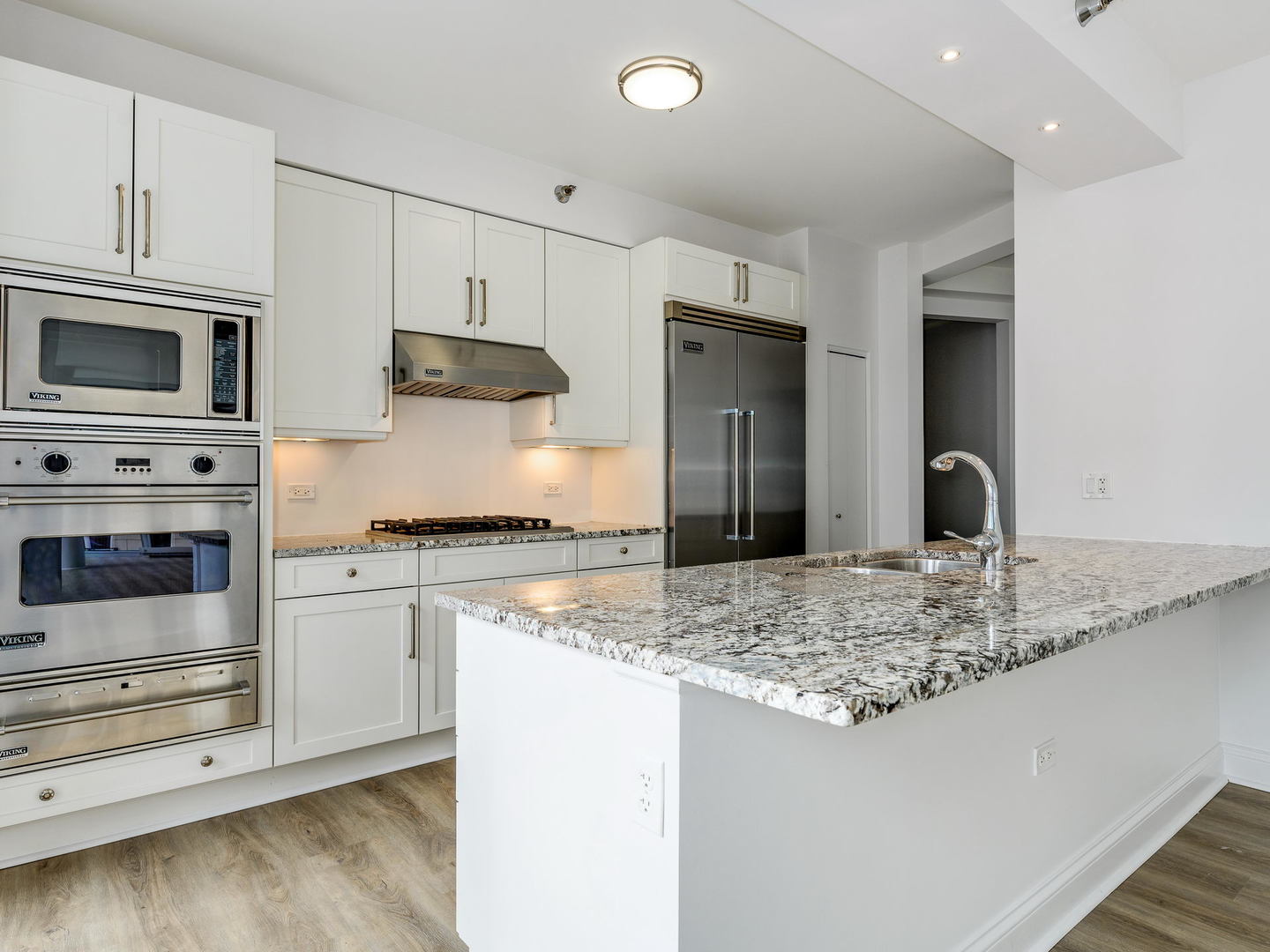 2 West Delaware Place, Unit 2202 Chicago, IL 60610 - Photo 3 of 21