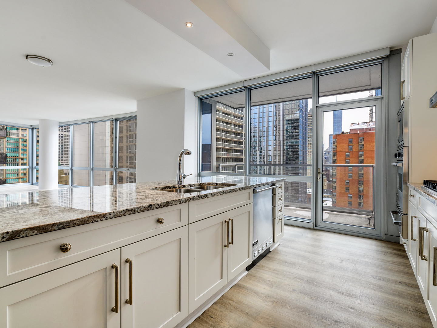 2 West Delaware Place, Unit 2202 Chicago, IL 60610 - Photo 4 of 21