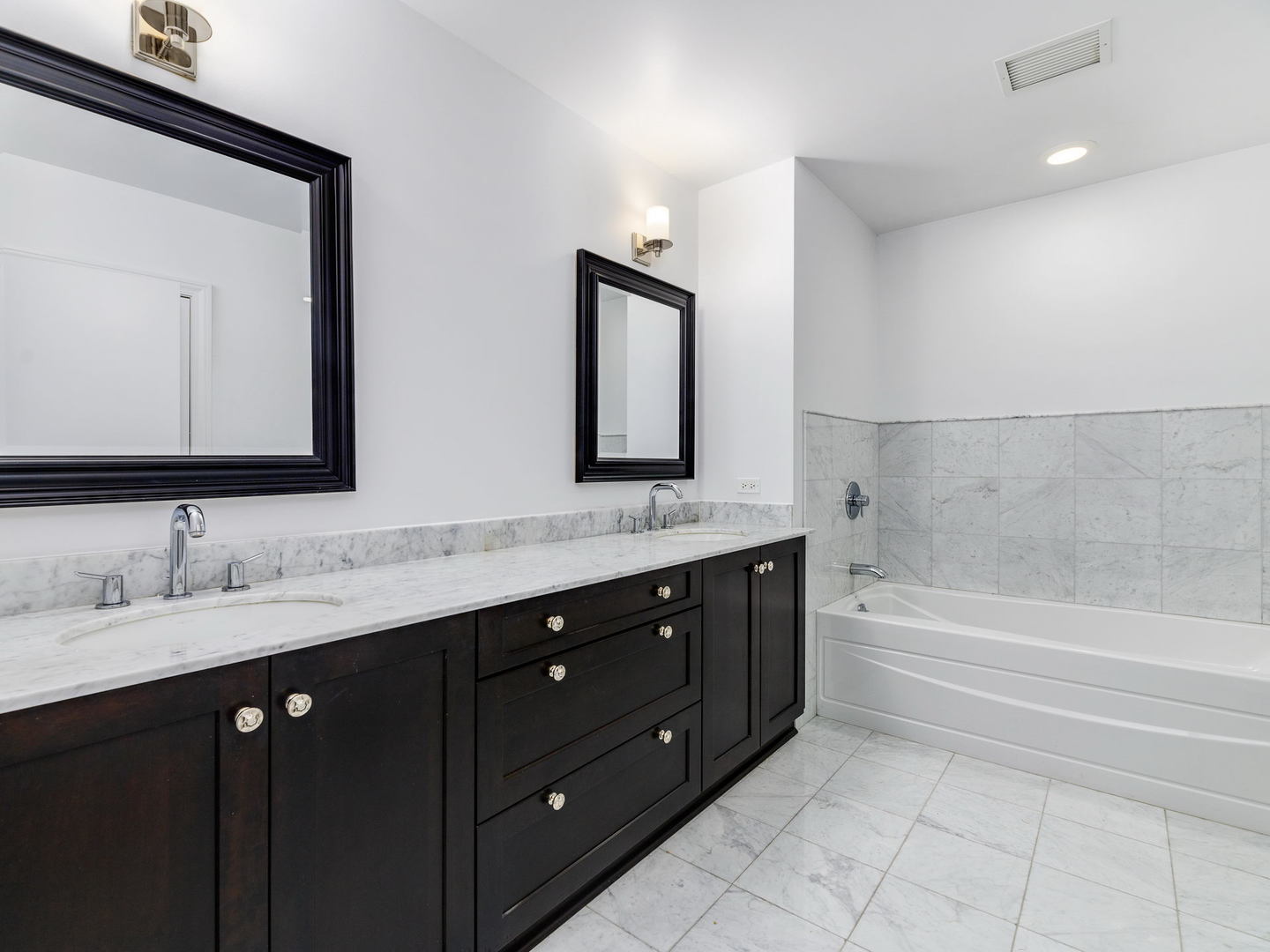 2 West Delaware Place, Unit 2202 Chicago, IL 60610 - Photo 8 of 21