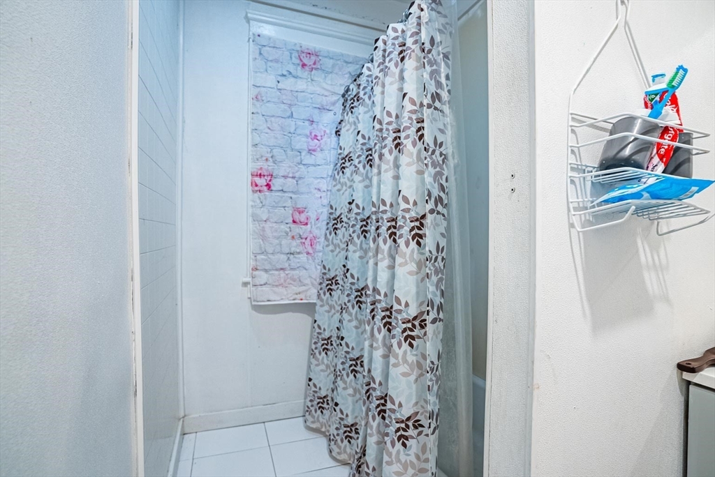 9 Ives Street Worcester, MA 01603 - Photo 5 of 39