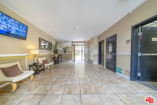 $3,350 | 1401 South St Andrews Place, Unit 201, Los Angeles, CA 90019