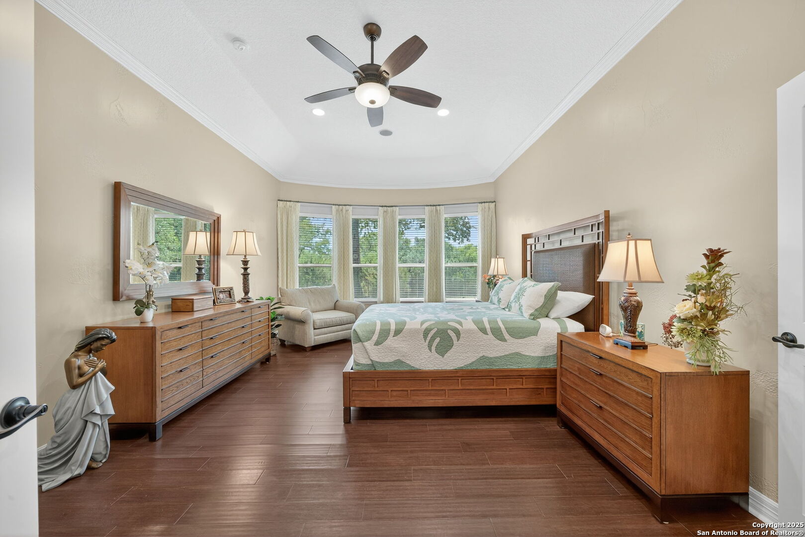 30210 Setterfeld Circle Fair Oaks Ranch, TX 78015 - Photo 10 of 30 a spacious bedroom with a bed and a couch
