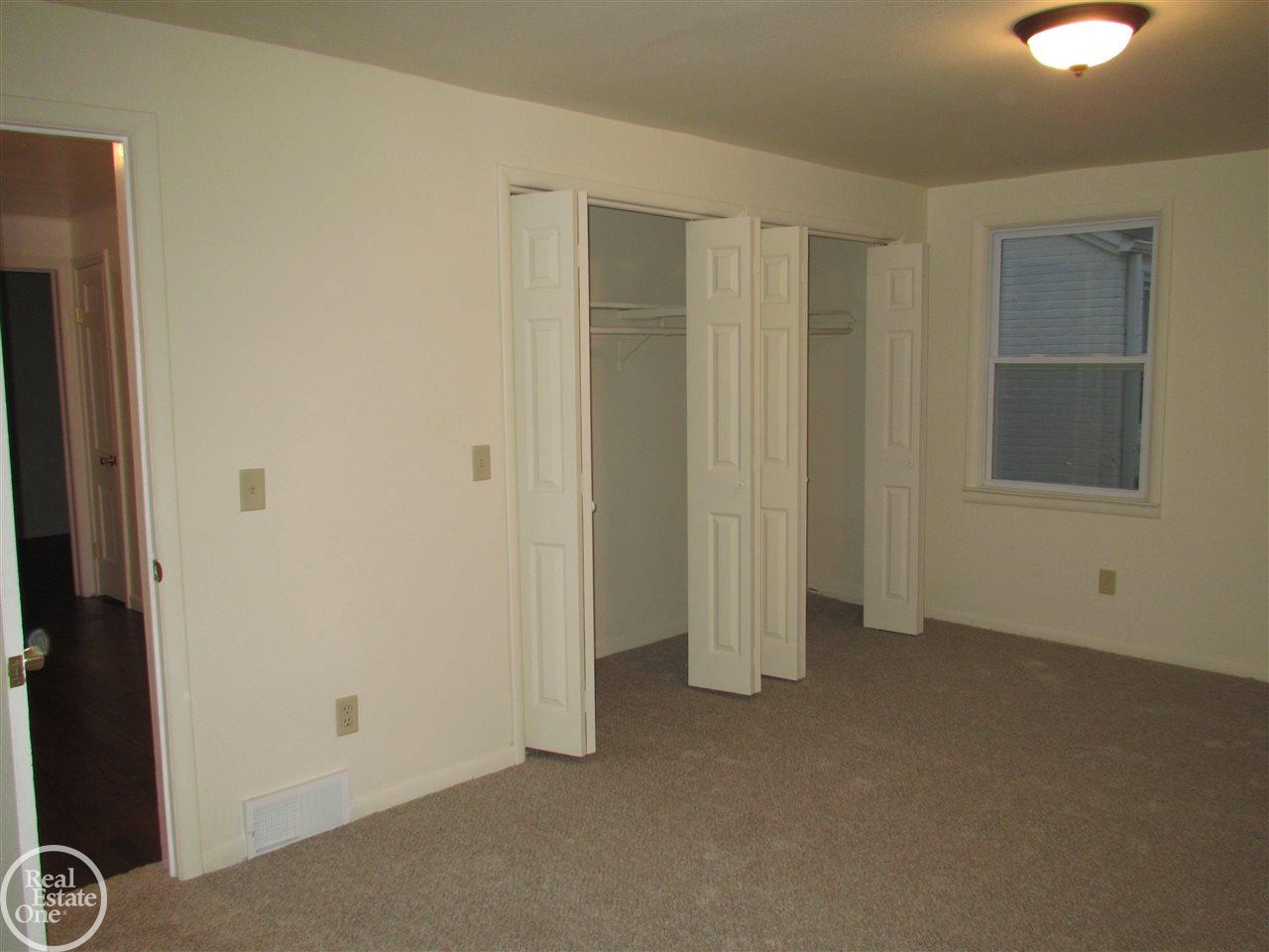 1323 Hampton Road Grosse Pointe Woods, MI 48236 - Photo 27 of 40