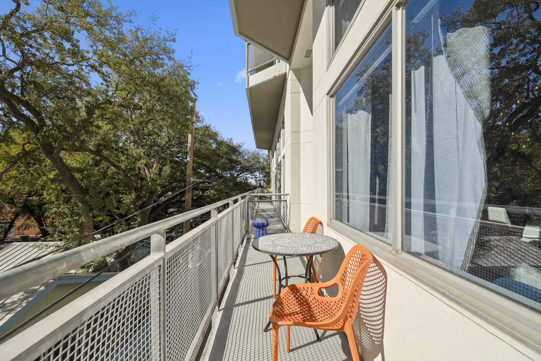 3311 Yupon Street, Unit 317 Houston, TX 77006 - Photo 12 of 29 a view of a chairs and table in the balcony