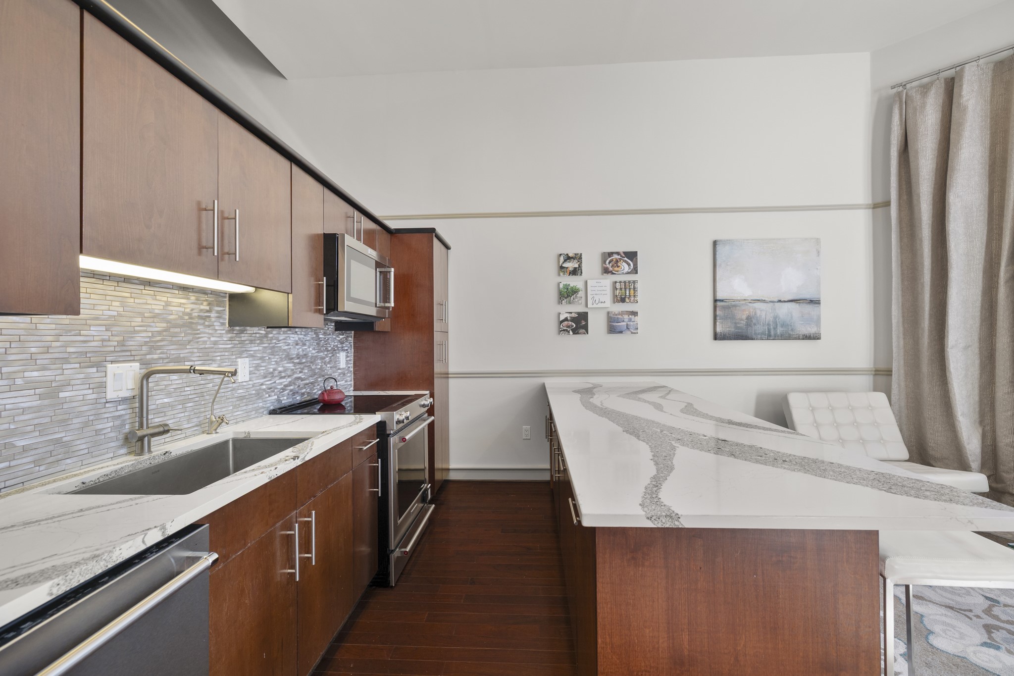 3311 Yupon Street, Unit 317 Houston, TX 77006 - Photo 15 of 29 a kitchen with stainless steel appliances granite countertop a sink stove and refrigerator