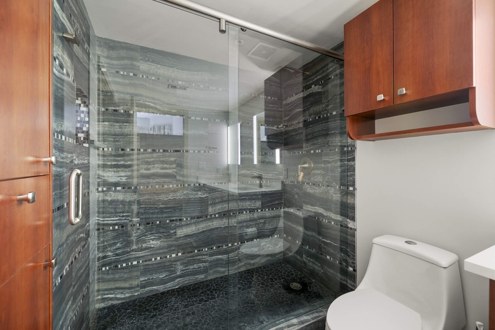 3311 Yupon Street, Unit 317 Houston, TX 77006 - Photo 20 of 28 a bathroom with a toilet and shower