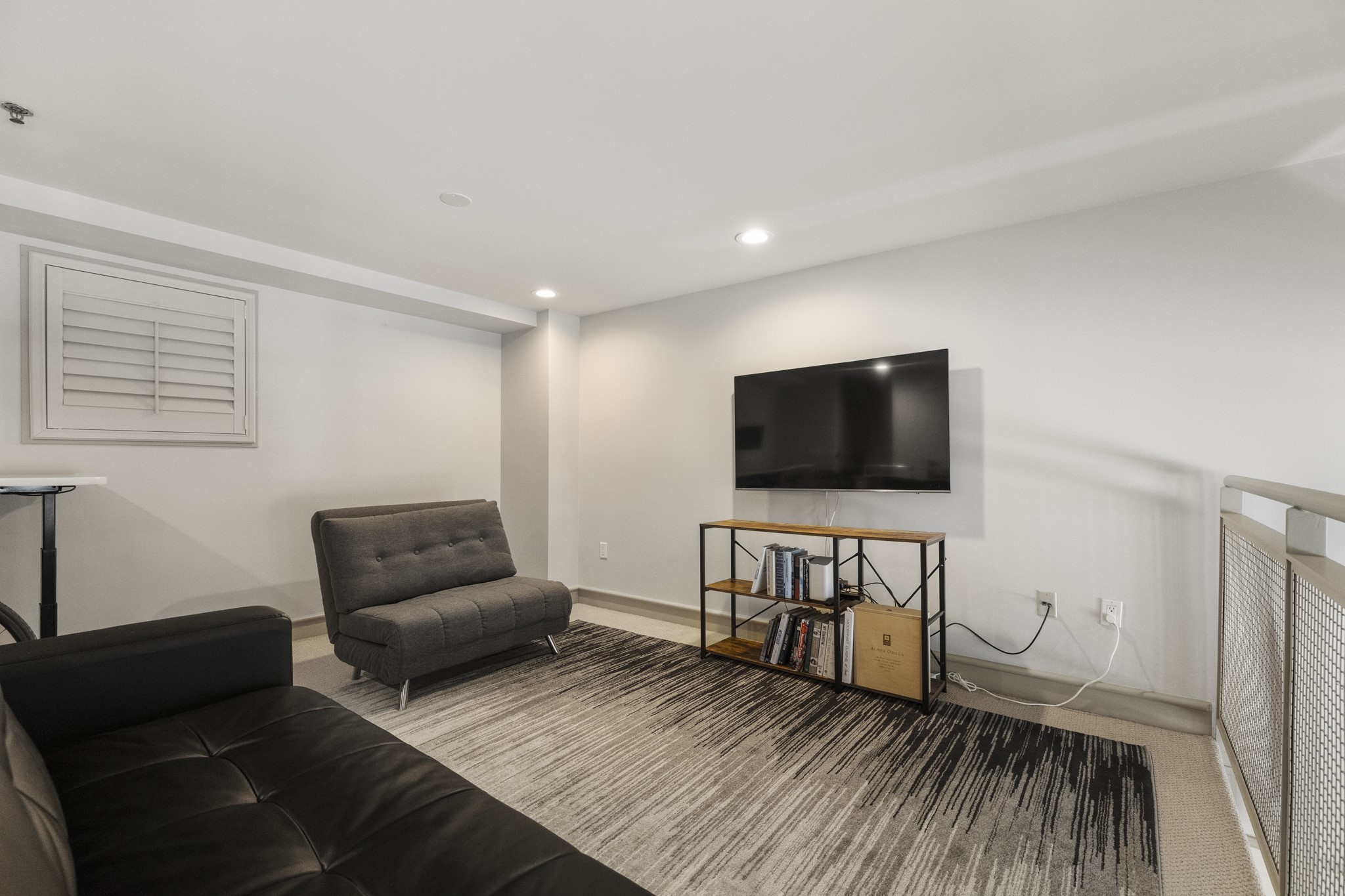 3311 Yupon Street, Unit 317 Houston, TX 77006 - Photo 21 of 28 a living room with furniture and a flat screen tv