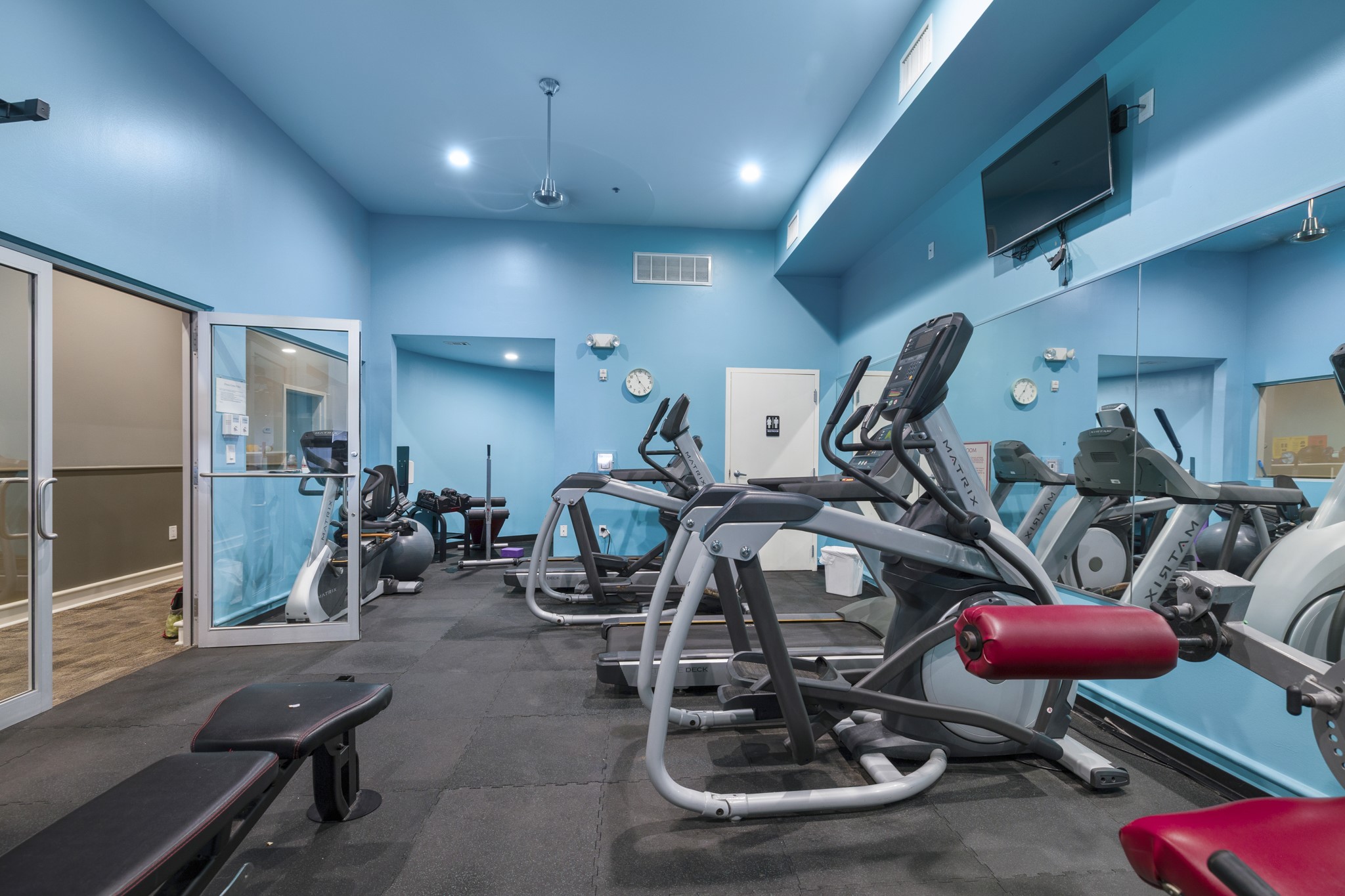 3311 Yupon Street, Unit 317 Houston, TX 77006 - Photo 27 of 28 a view of a room with gym equipment