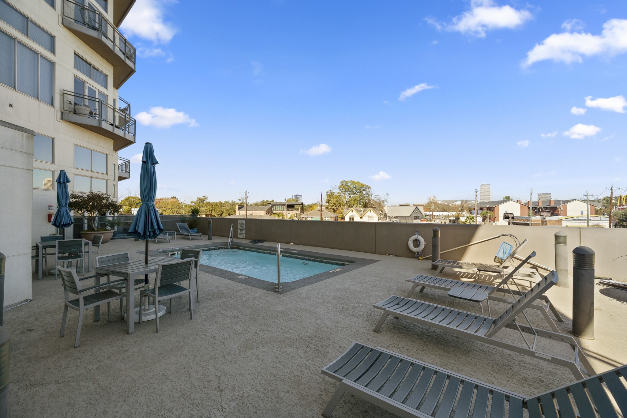 3311 Yupon Street, Unit 317 Houston, TX 77006 - Photo 29 of 29 a view of a terrace with chairs