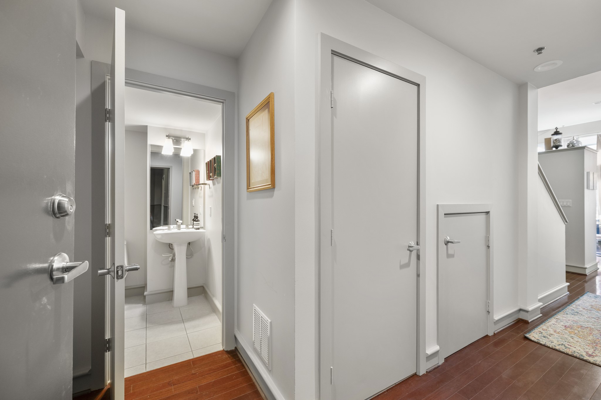 3311 Yupon Street, Unit 317 Houston, TX 77006 - Photo 4 of 29 a view of a bathroom from a hallway