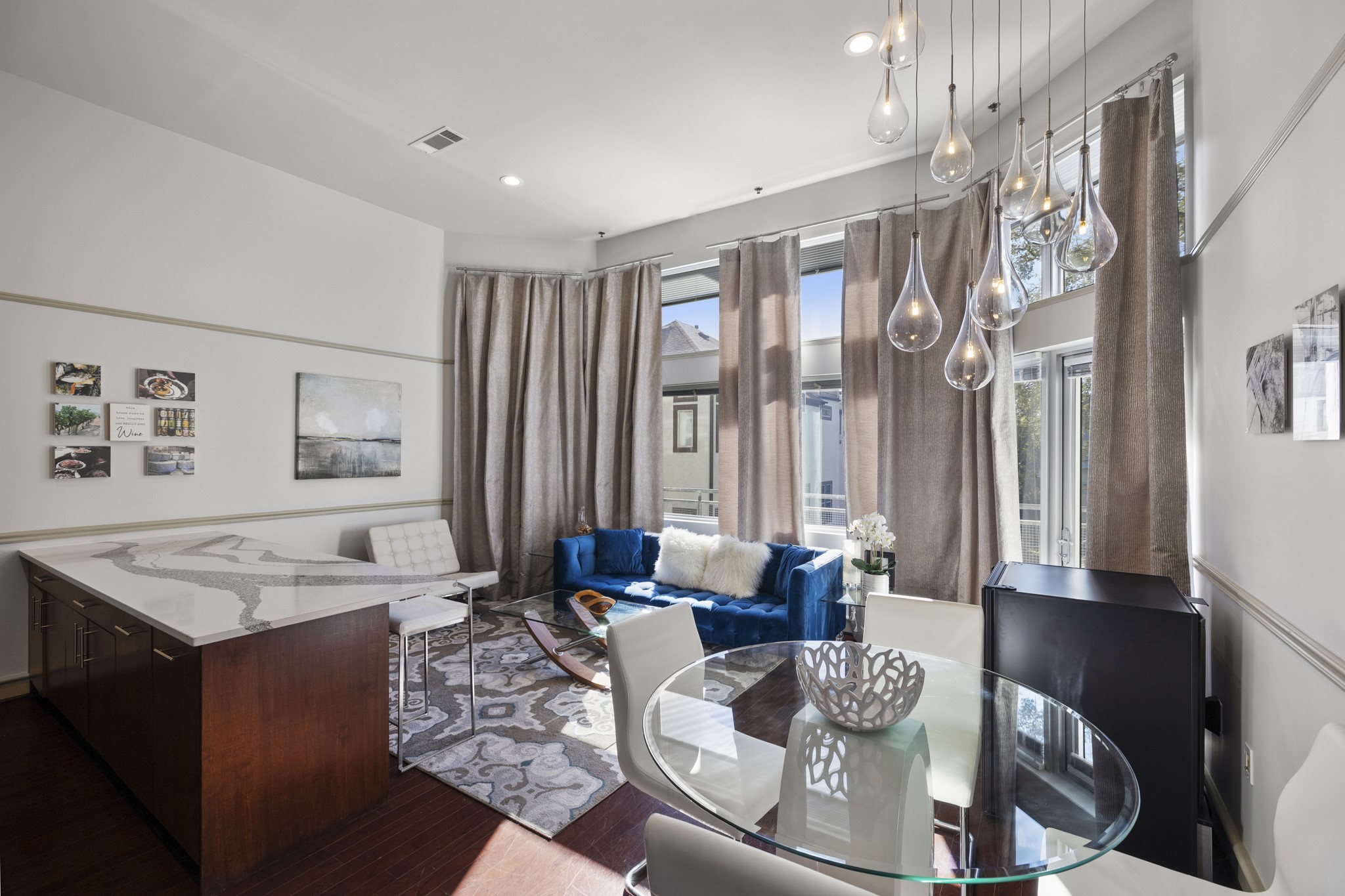 3311 Yupon Street, Unit 317 Houston, TX 77006 - Photo 6 of 29 a living room with furniture and a large window