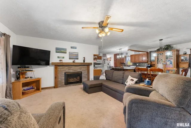 $425,000 | 1422 McCloud Road, Aledo, IL 61231