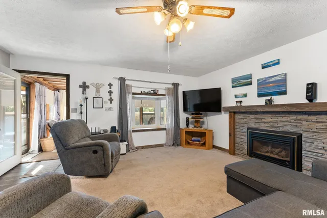 $425,000 | 1422 McCloud Road, Aledo, IL 61231