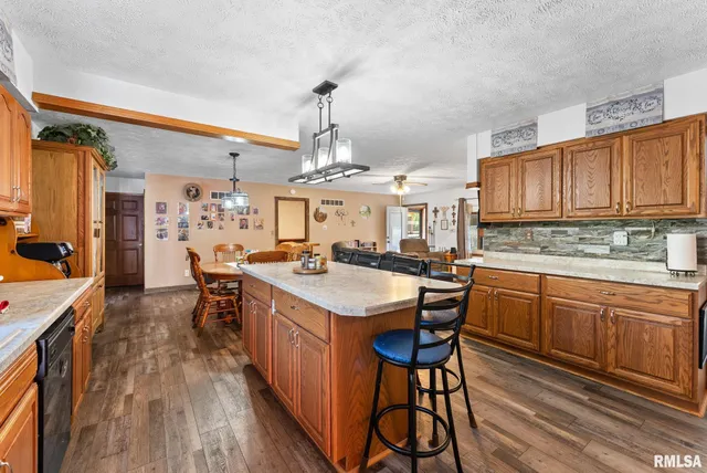 $425,000 | 1422 McCloud Road, Aledo, IL 61231