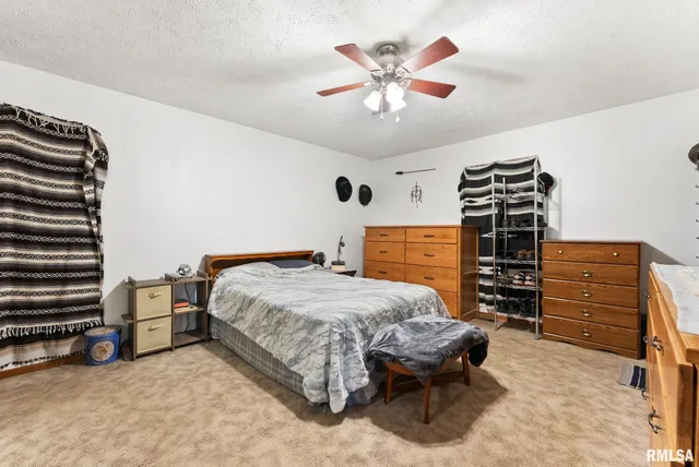 $425,000 | 1422 McCloud Road, Aledo, IL 61231