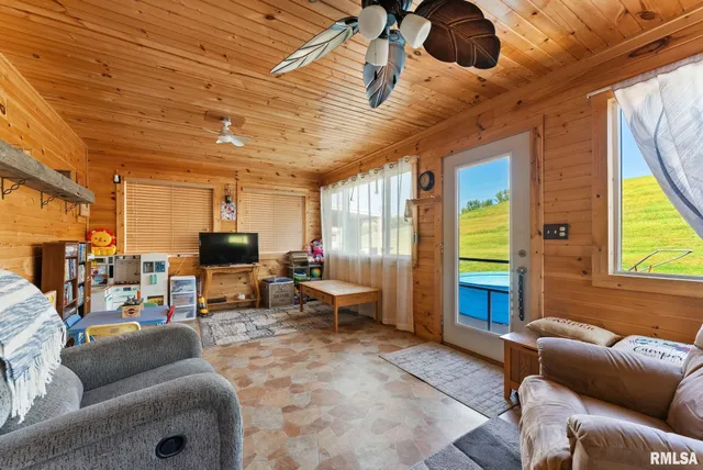 $425,000 | 1422 McCloud Road, Aledo, IL 61231