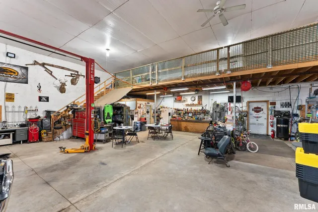 $425,000 | 1422 McCloud Road, Aledo, IL 61231